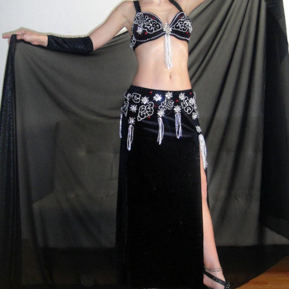Ameynra Belly Dance Costume Black Velvet Size M. Full set with veil. New